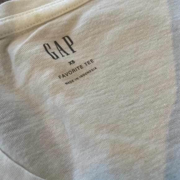 GAP Favorite T v-neck - Picture 2 of 4